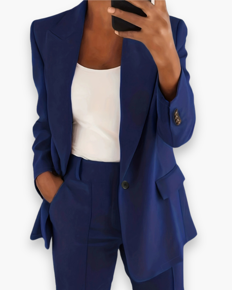 "Blazer structuré beige et pantalon, coupe soignée, ensemble élégant pour femme, idéal pour travail ou événements formels."