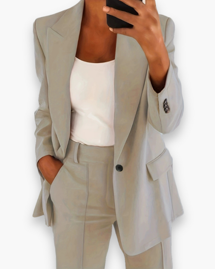 "Blazer structuré beige et pantalon, coupe soignée, ensemble élégant pour femme, idéal pour travail ou événements formels."