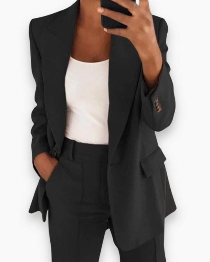 "Blazer structuré beige et pantalon, coupe soignée, ensemble élégant pour femme, idéal pour travail ou événements formels."