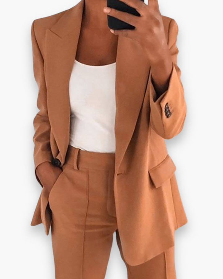 "Blazer structuré beige et pantalon, coupe soignée, ensemble élégant pour femme, idéal pour travail ou événements formels."