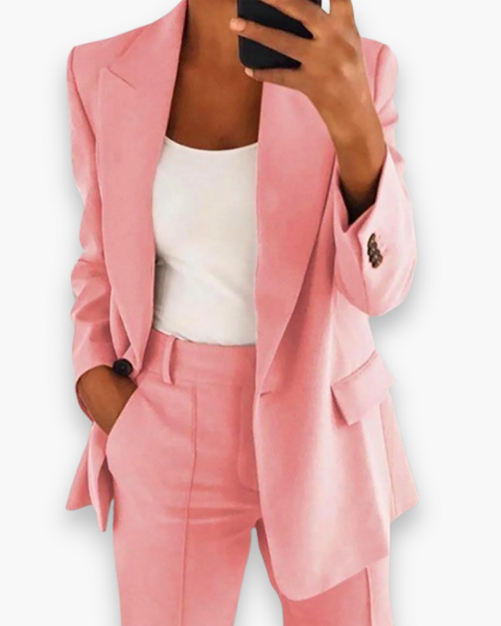 "Blazer structuré beige et pantalon, coupe soignée, ensemble élégant pour femme, idéal pour travail ou événements formels."