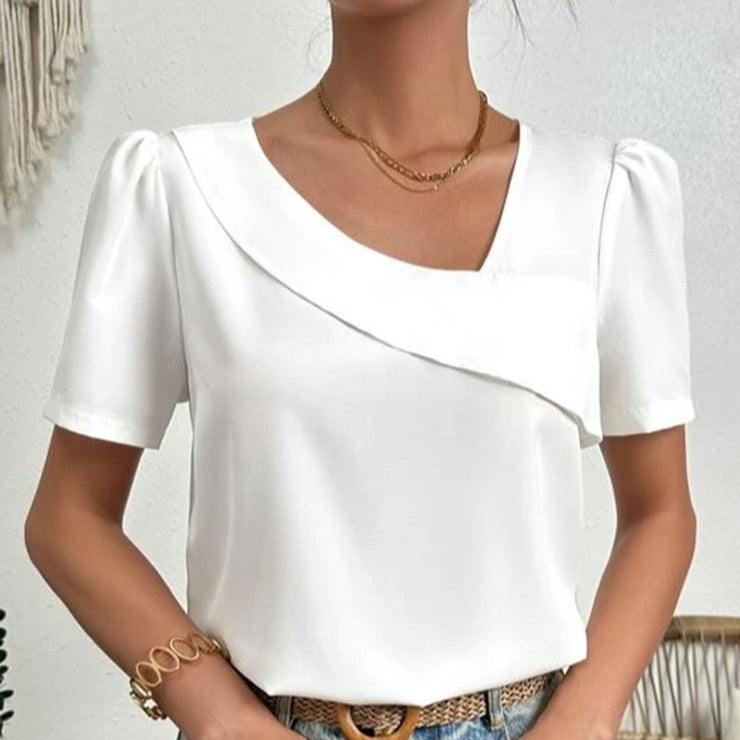 Blouse d'été blanche femme, col asymétrique, manches bouffantes, élégante, tissu léger, idéale pour les sorties estivales.