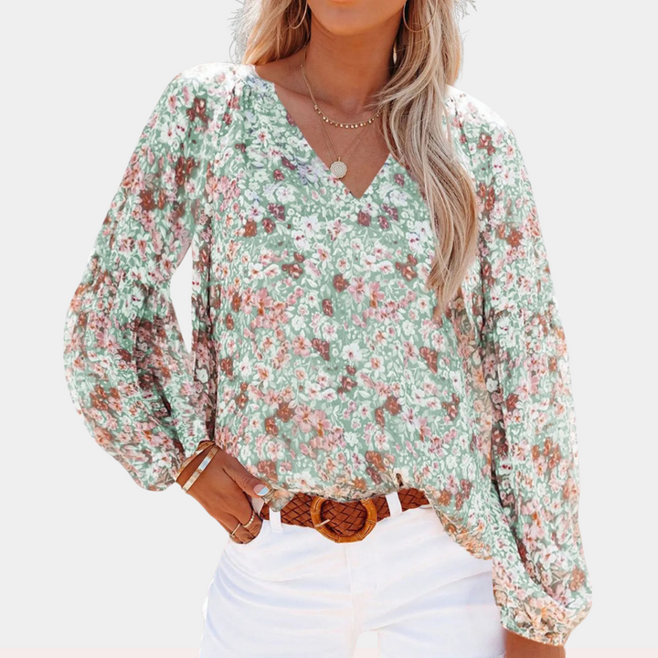 Blouse d'été imprimé floral femme, blanc élégant, tissu léger, pour un style chic et confortable par temps ensoleillé.
