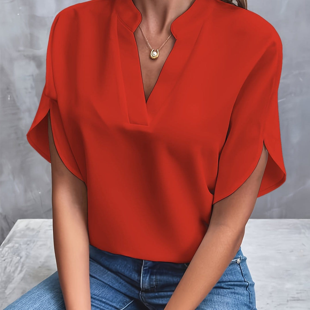Blouse élégante femme chic en tissu satiné, col orné, couleurs variées, coupe ajustée, style sophistiqué et confortable.
