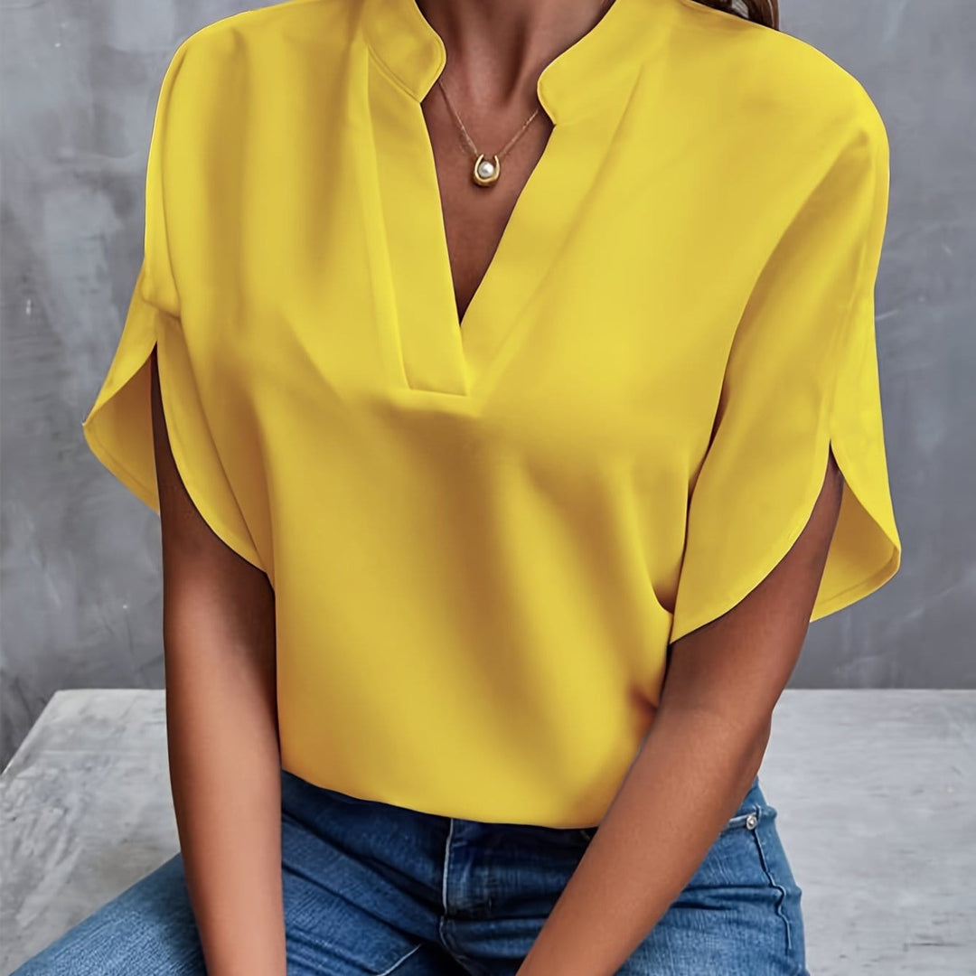 Blouse élégante femme chic en tissu satiné, col orné, couleurs variées, coupe ajustée, style sophistiqué et confortable.