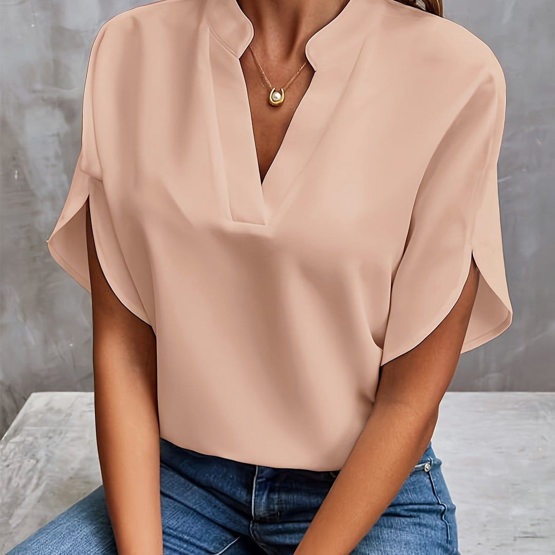Blouse élégante femme chic en tissu satiné, col orné, couleurs variées, coupe ajustée, style sophistiqué et confortable.