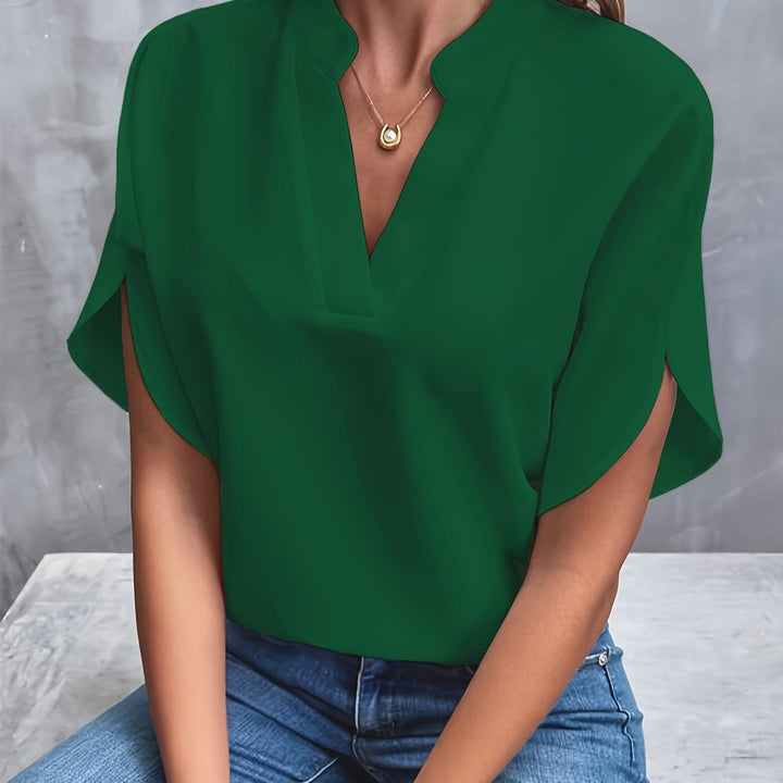 Blouse élégante femme chic en tissu satiné, col orné, couleurs variées, coupe ajustée, style sophistiqué et confortable.