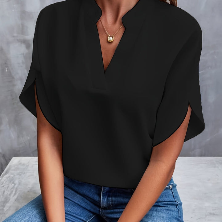 Blouse élégante femme chic en tissu satiné, col orné, couleurs variées, coupe ajustée, style sophistiqué et confortable.