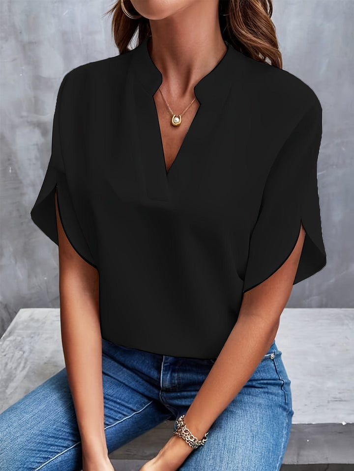 Blouse élégante femme chic en tissu satiné, col orné, couleurs variées, coupe ajustée, style sophistiqué et confortable.