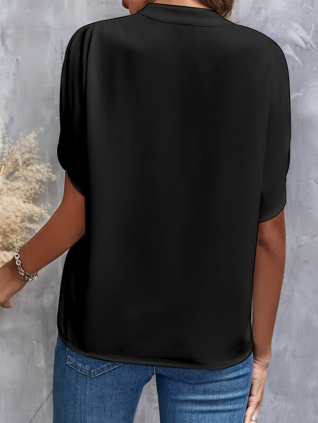 Blouse élégante femme chic en tissu satiné, col orné, couleurs variées, coupe ajustée, style sophistiqué et confortable.