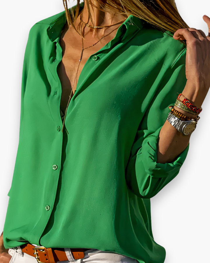 "Blouse femme blanche élégante à manches longues, coupe chic, idéale pour bureau ou soirée, visible en blanc et bleu clair."