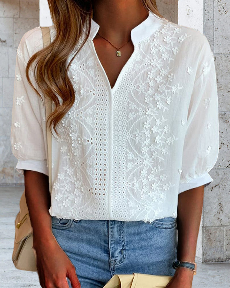 "Blouse femme col V manches bouffantes, élégante et intemporelle, look moderne et confortable."