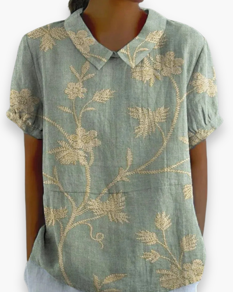 "Blouse florale décontractée femme, vue avant, coupe ample, imprimé fleuri coloré, tissu léger parfait pour l'été."