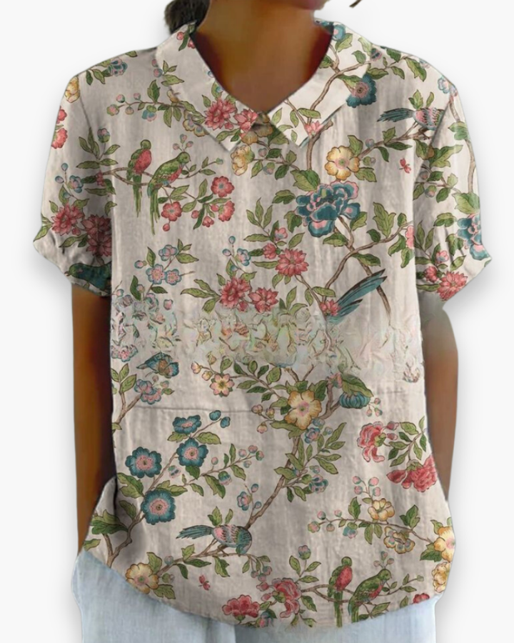 "Blouse florale décontractée femme, vue avant, coupe ample, imprimé fleuri coloré, tissu léger parfait pour l'été."