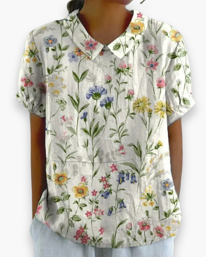 "Blouse florale décontractée femme, vue avant, coupe ample, imprimé fleuri coloré, tissu léger parfait pour l'été."