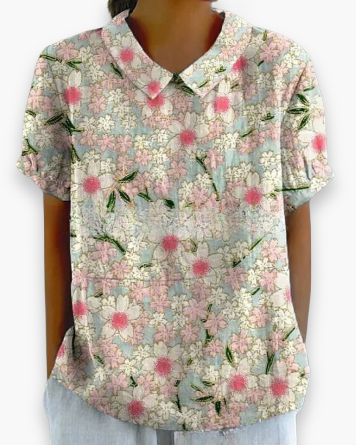 "Blouse florale décontractée femme, vue avant, coupe ample, imprimé fleuri coloré, tissu léger parfait pour l'été."