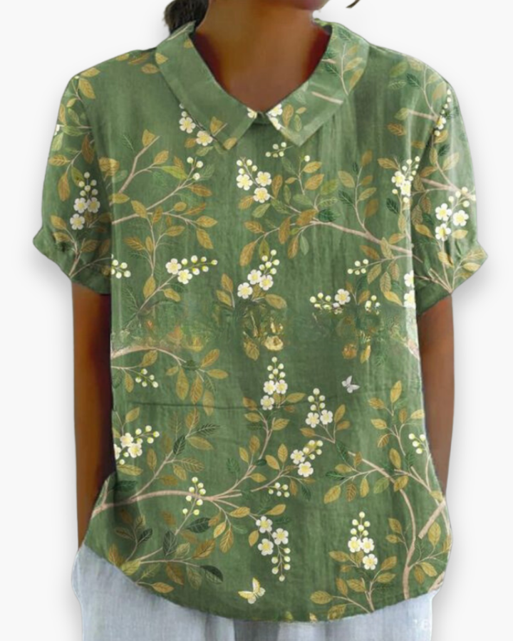 "Blouse florale décontractée femme, vue avant, coupe ample, imprimé fleuri coloré, tissu léger parfait pour l'été."