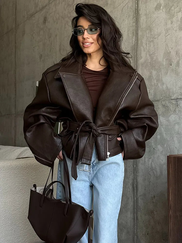 "Blouson aviateur en daim pour femme, style bomber chic, coupe intemporelle, parfait pour printemps-été."