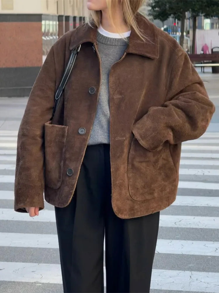 "Blouson aviateur en daim pour femme, style bomber chic, coupe intemporelle, parfait pour printemps-été."