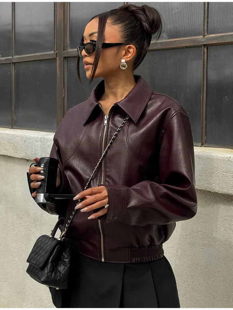 "Blouson aviateur en daim pour femme, style bomber chic, coupe intemporelle, parfait pour printemps-été."