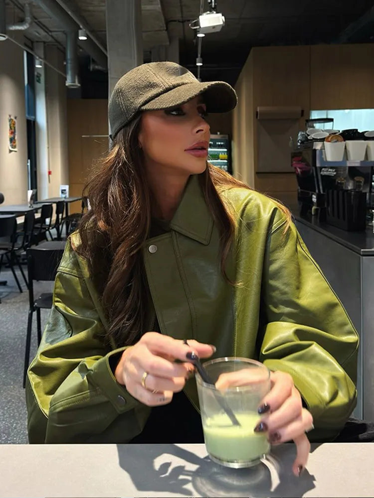 "Blouson aviateur en daim pour femme, style bomber chic, coupe intemporelle, parfait pour printemps-été."