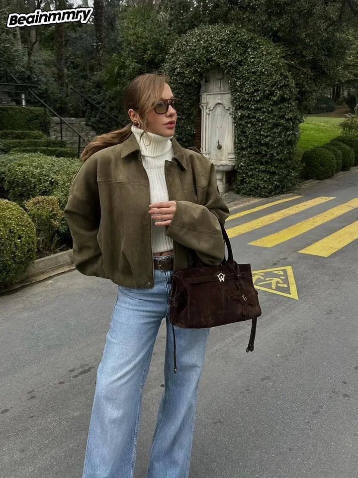 "Blouson aviateur en daim pour femme, style bomber chic, coupe intemporelle, parfait pour printemps-été."