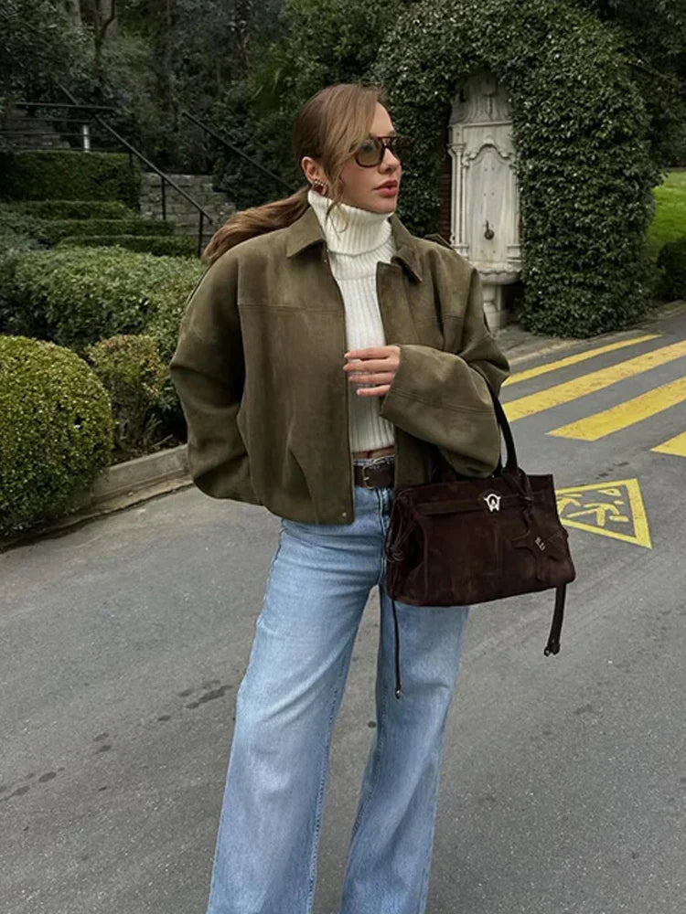 "Blouson aviateur en daim pour femme, style bomber chic, coupe intemporelle, parfait pour printemps-été."