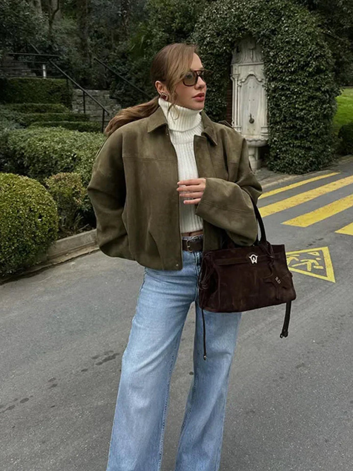 "Blouson aviateur en daim pour femme, style bomber chic, coupe intemporelle, parfait pour printemps-été."