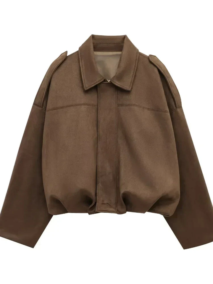 "Blouson aviateur en daim pour femme, style bomber chic, coupe intemporelle, parfait pour printemps-été."