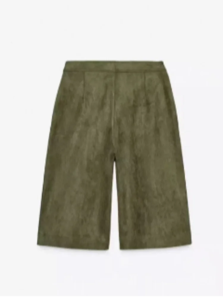 "Blouson aviateur en daim pour femme, style bomber chic, coupe intemporelle, parfait pour printemps-été."