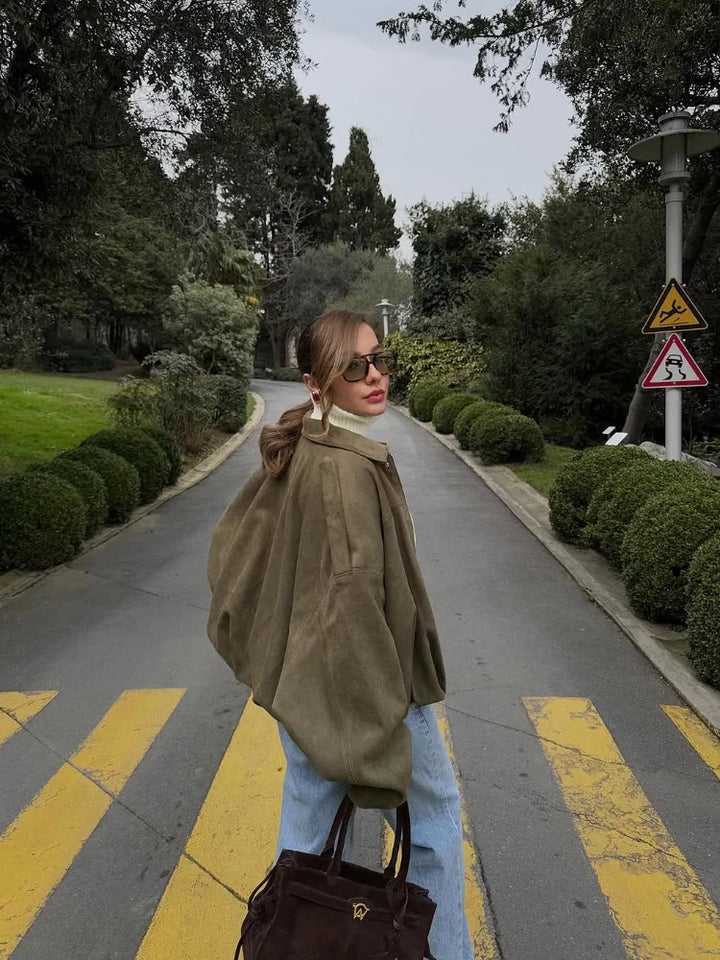 "Blouson aviateur en daim pour femme, style bomber chic, coupe intemporelle, parfait pour printemps-été."