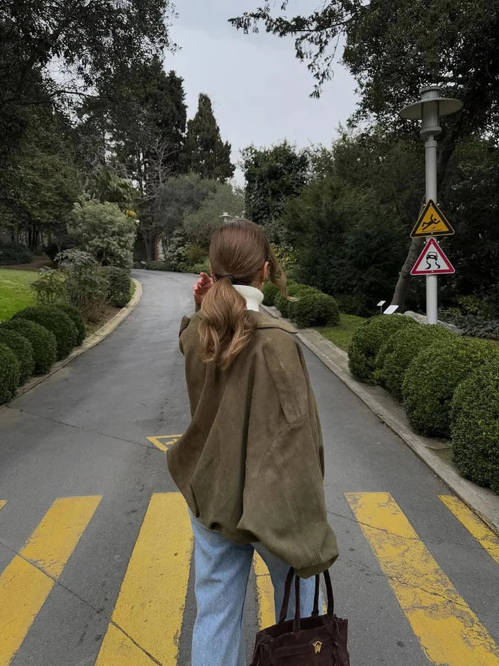 "Blouson aviateur en daim pour femme, style bomber chic, coupe intemporelle, parfait pour printemps-été."