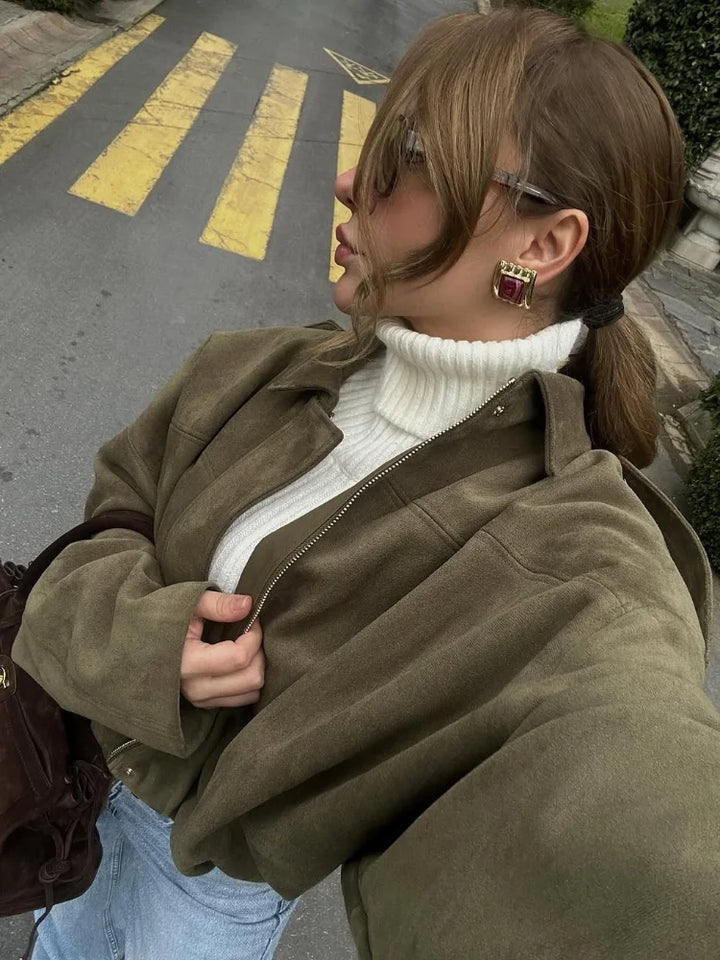 "Blouson aviateur en daim pour femme, style bomber chic, coupe intemporelle, parfait pour printemps-été."