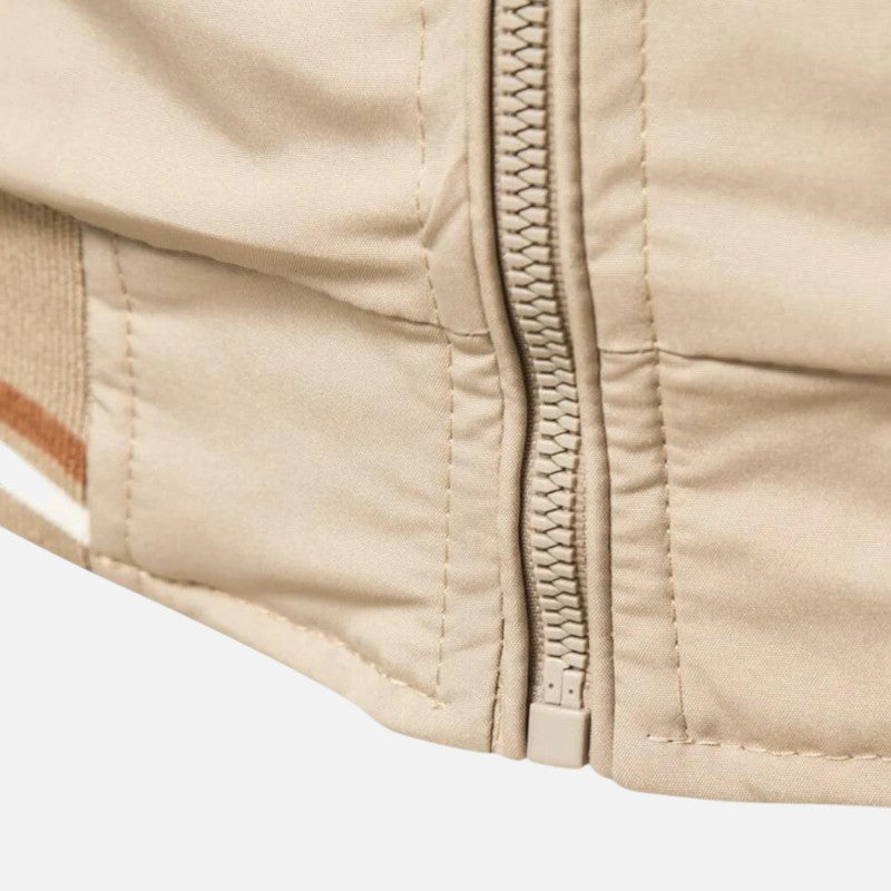 "Blouson bomber homme, design épuré, finitions bicolores, vue de face, style moderne et confort toutes saisons."