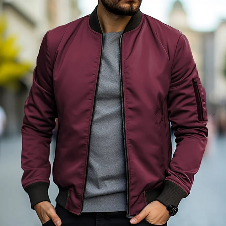 "Blouson bomber homme moderne, confortable, protection intempéries, design élégant avec bords côtelés et poches pratiques"