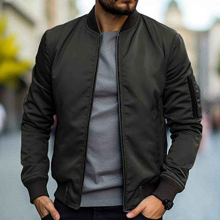 "Blouson bomber homme moderne, confortable, protection intempéries, design élégant avec bords côtelés et poches pratiques"