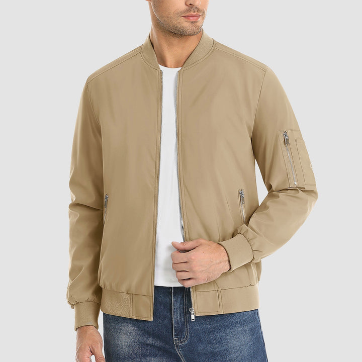 "Blouson bomber léger homme printanier, fermeture éclair, coupe moderne, tissu respirant, couleur bleu royal vibrant."