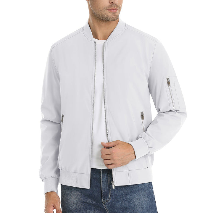 "Blouson bomber léger homme printanier, fermeture éclair, coupe moderne, tissu respirant, couleur bleu royal vibrant."