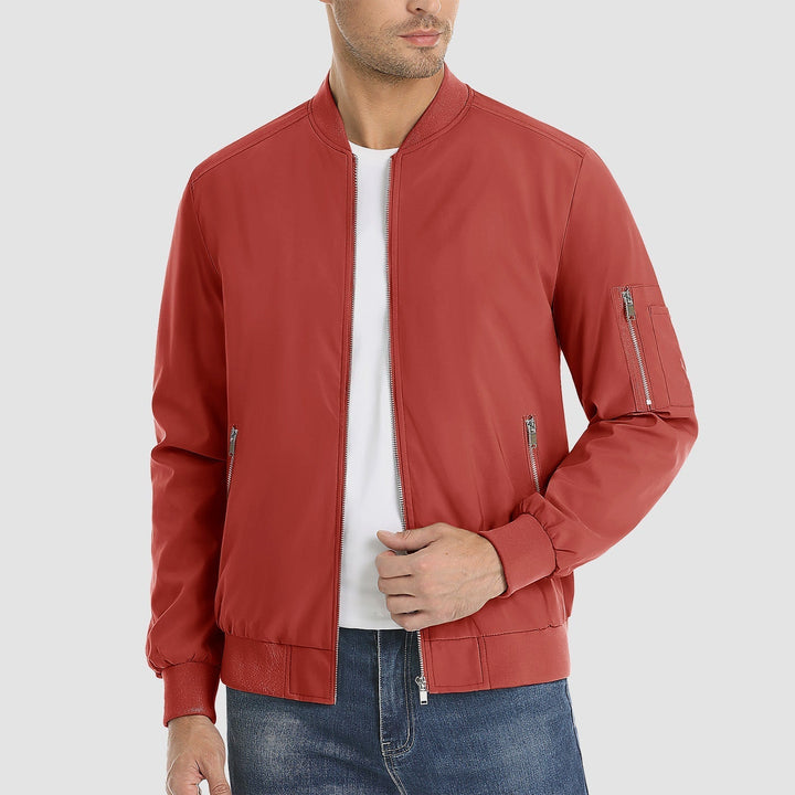 "Blouson bomber léger homme printanier, fermeture éclair, coupe moderne, tissu respirant, couleur bleu royal vibrant."