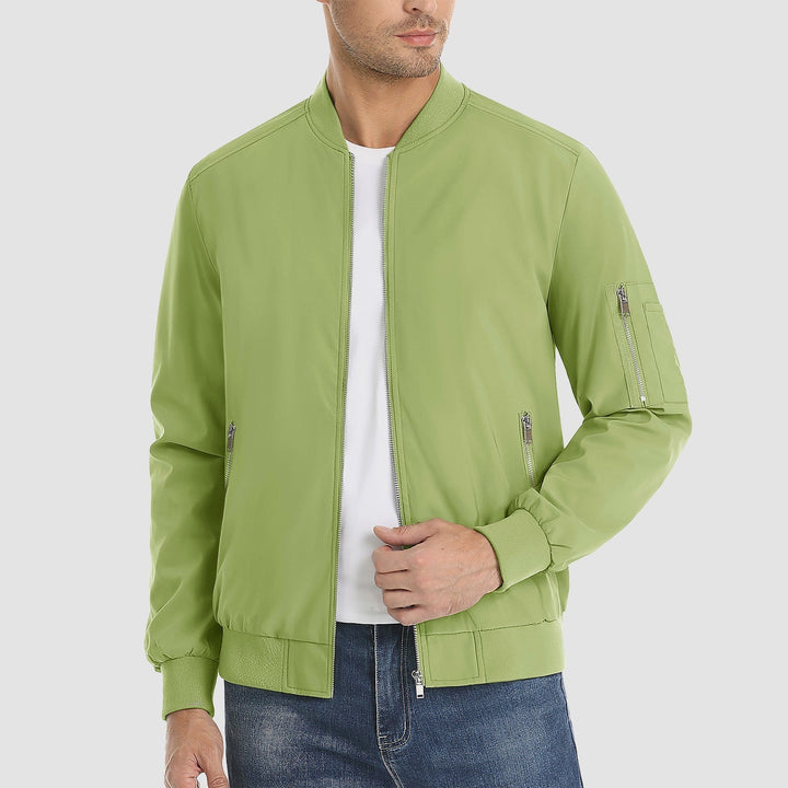 "Blouson bomber léger homme printanier, fermeture éclair, coupe moderne, tissu respirant, couleur bleu royal vibrant."