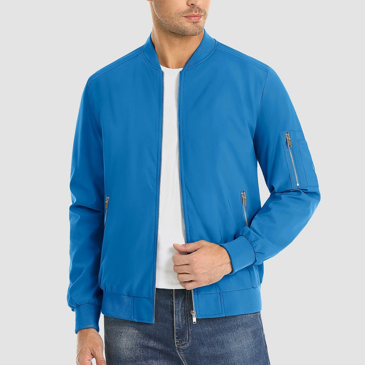 "Blouson bomber léger homme printanier, fermeture éclair, coupe moderne, tissu respirant, couleur bleu royal vibrant."