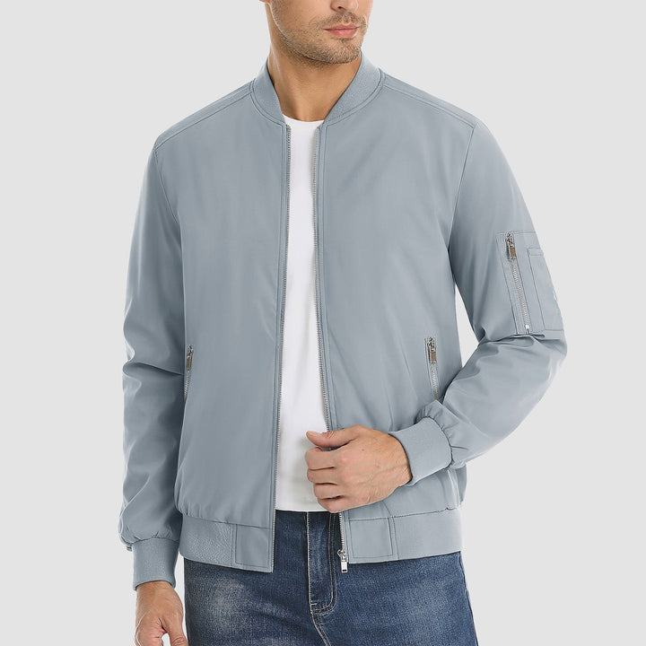 "Blouson bomber léger homme printanier, fermeture éclair, coupe moderne, tissu respirant, couleur bleu royal vibrant."