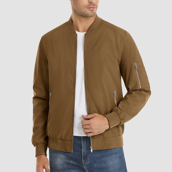 "Blouson bomber léger homme printanier, fermeture éclair, coupe moderne, tissu respirant, couleur bleu royal vibrant."
