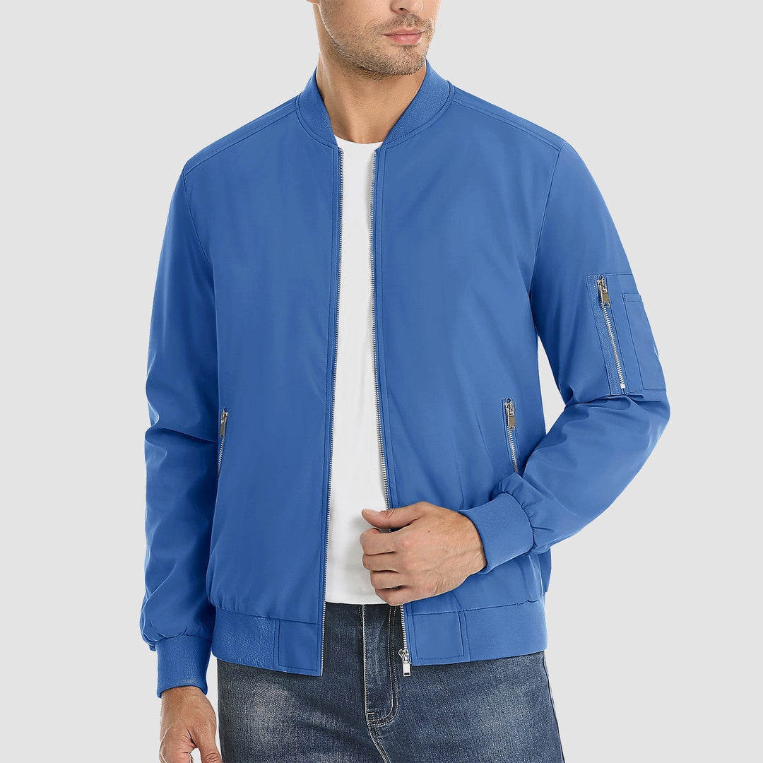 "Blouson bomber léger homme printanier, fermeture éclair, coupe moderne, tissu respirant, couleur bleu royal vibrant."