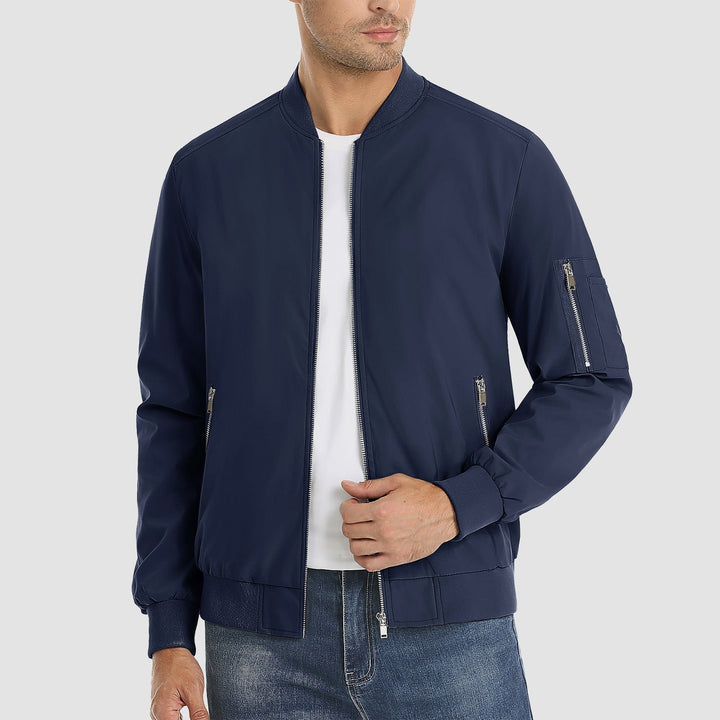 "Blouson bomber léger homme printanier, fermeture éclair, coupe moderne, tissu respirant, couleur bleu royal vibrant."
