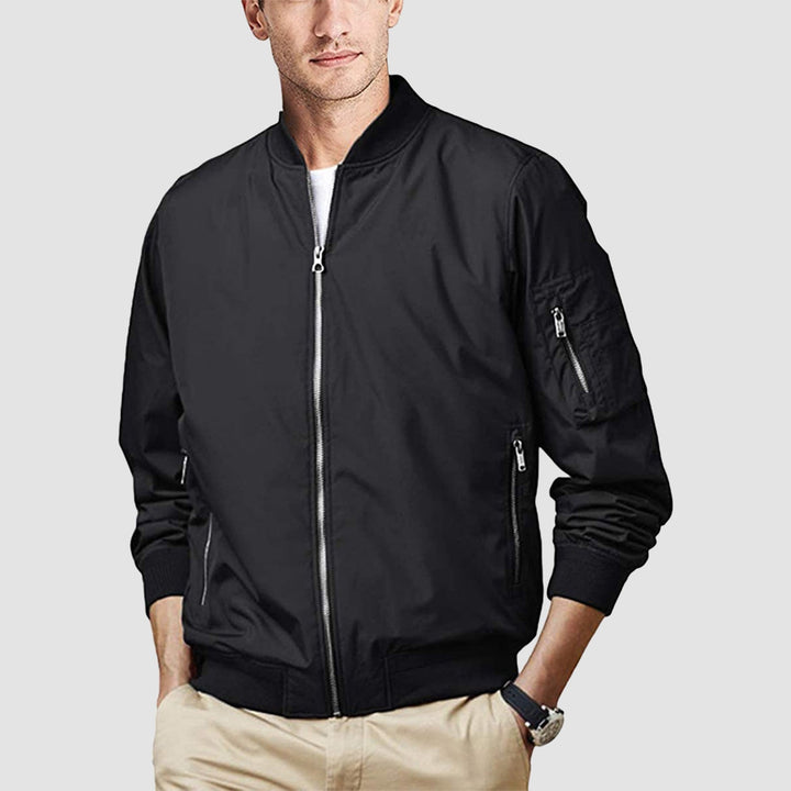 "Blouson bomber léger homme printanier, fermeture éclair, coupe moderne, tissu respirant, couleur bleu royal vibrant."