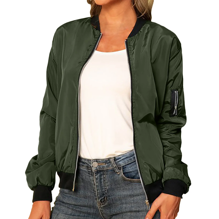 "Blouson bomber léger pour femme avec zip, tissu polyester doux, coupe moderne adaptée aux journées printanières."