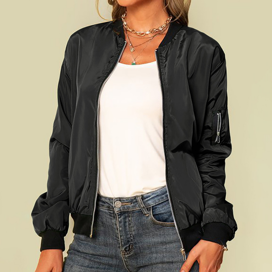 "Blouson bomber léger pour femme avec zip, tissu polyester doux, coupe moderne adaptée aux journées printanières."