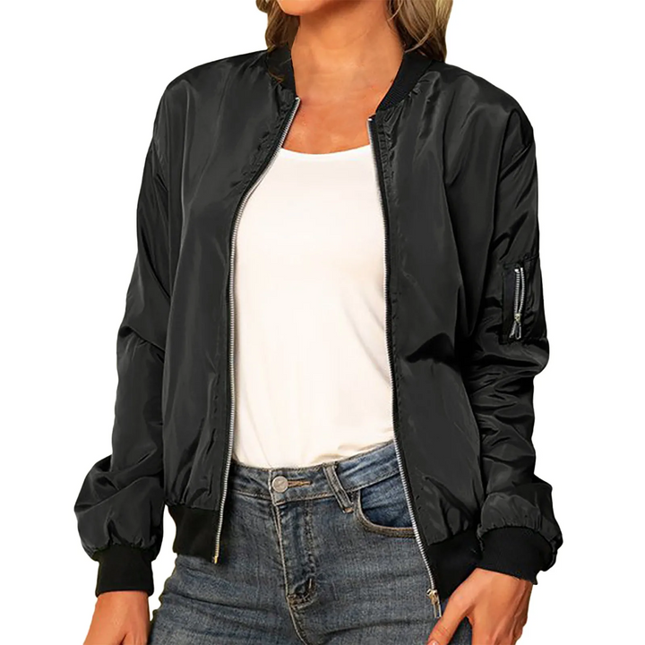 "Blouson bomber léger pour femme avec zip, tissu polyester doux, coupe moderne adaptée aux journées printanières."