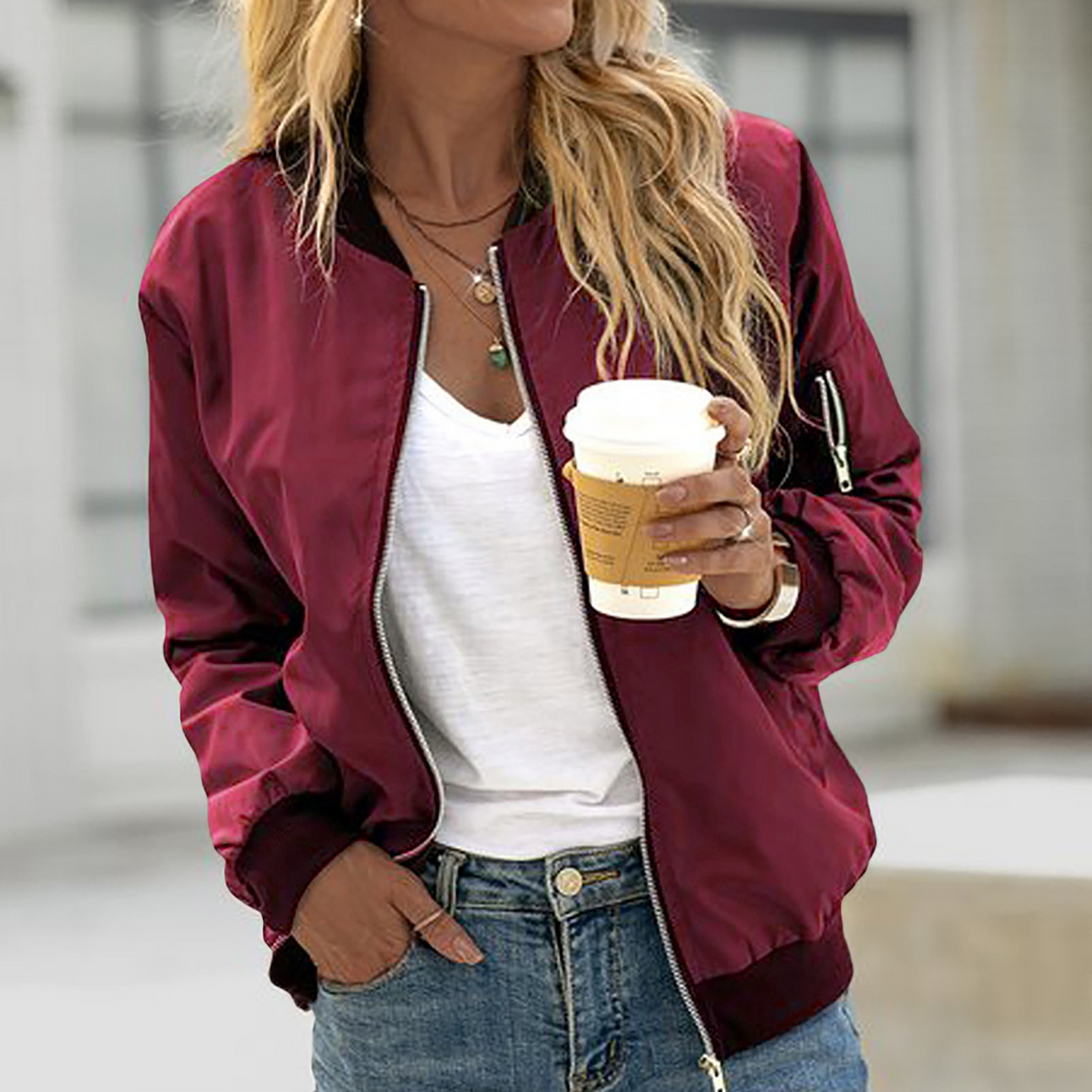 "Blouson bomber léger pour femme avec zip, tissu polyester doux, coupe moderne adaptée aux journées printanières."